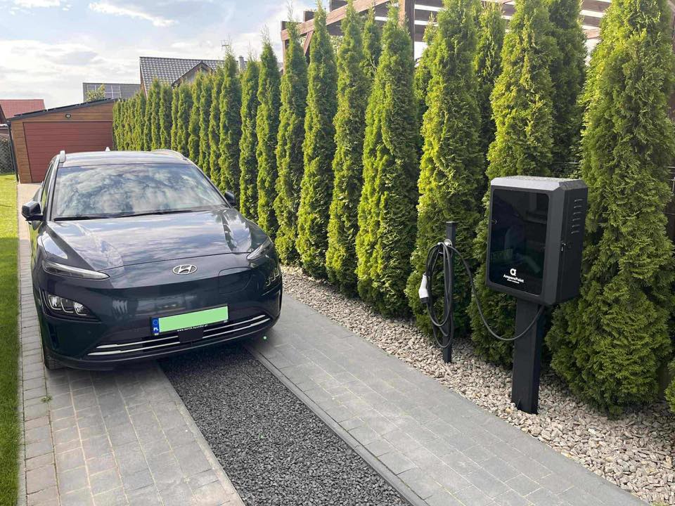 Armoire métallique pour chargeur de véhicule électrique AMP-BOX avec poteau