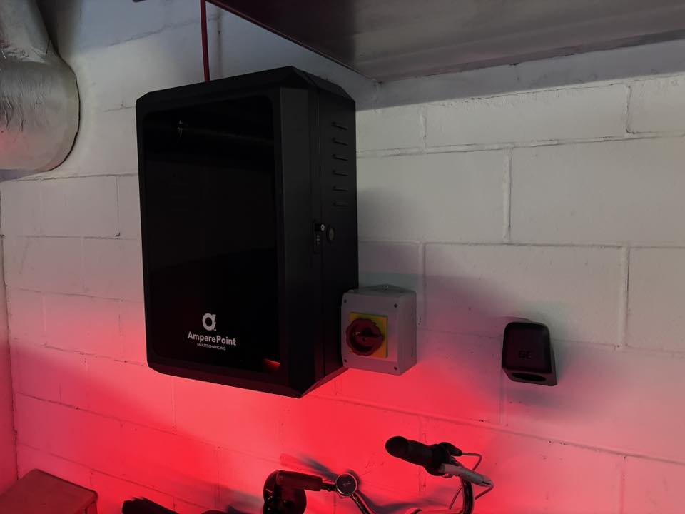 Boîtier métallique noir pour chargeur de véhicule électrique AMP-BOX 